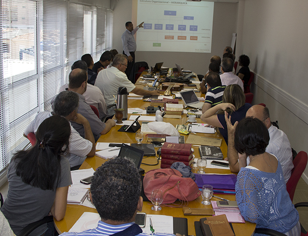 Diretor Geral da Rede Metodista de Educação, Robson Ramos de Aguiar, apresenta relatório. Foto José Geraldo Magalhães