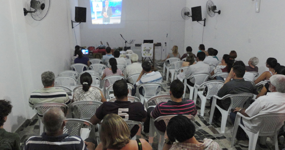 Metodistas da Congregação em Paulínia, São Paulo, assistindo a videoaula