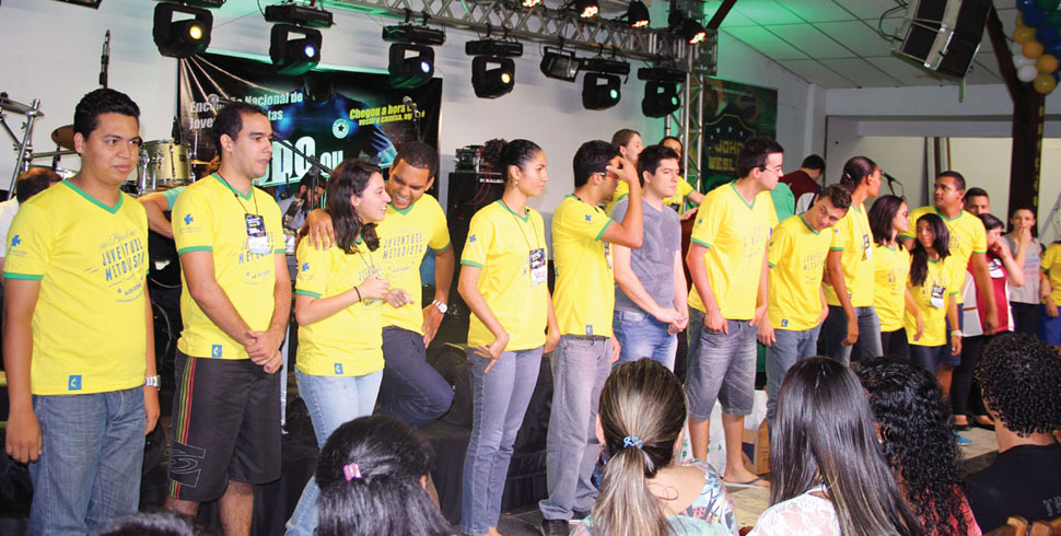 F em ao: Momento de orao e consagrao dos jovens que vo atuar como pessoas de referncia em aes evangelsticas nas cidades sedes do mundial. Foto-Jos Geraldo Magalhes