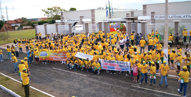 Metodistas marcham pelas ruas de Brasiândia/MS e oram pelas autoridades da cidade na abertura do 19º Projeto Missionário.